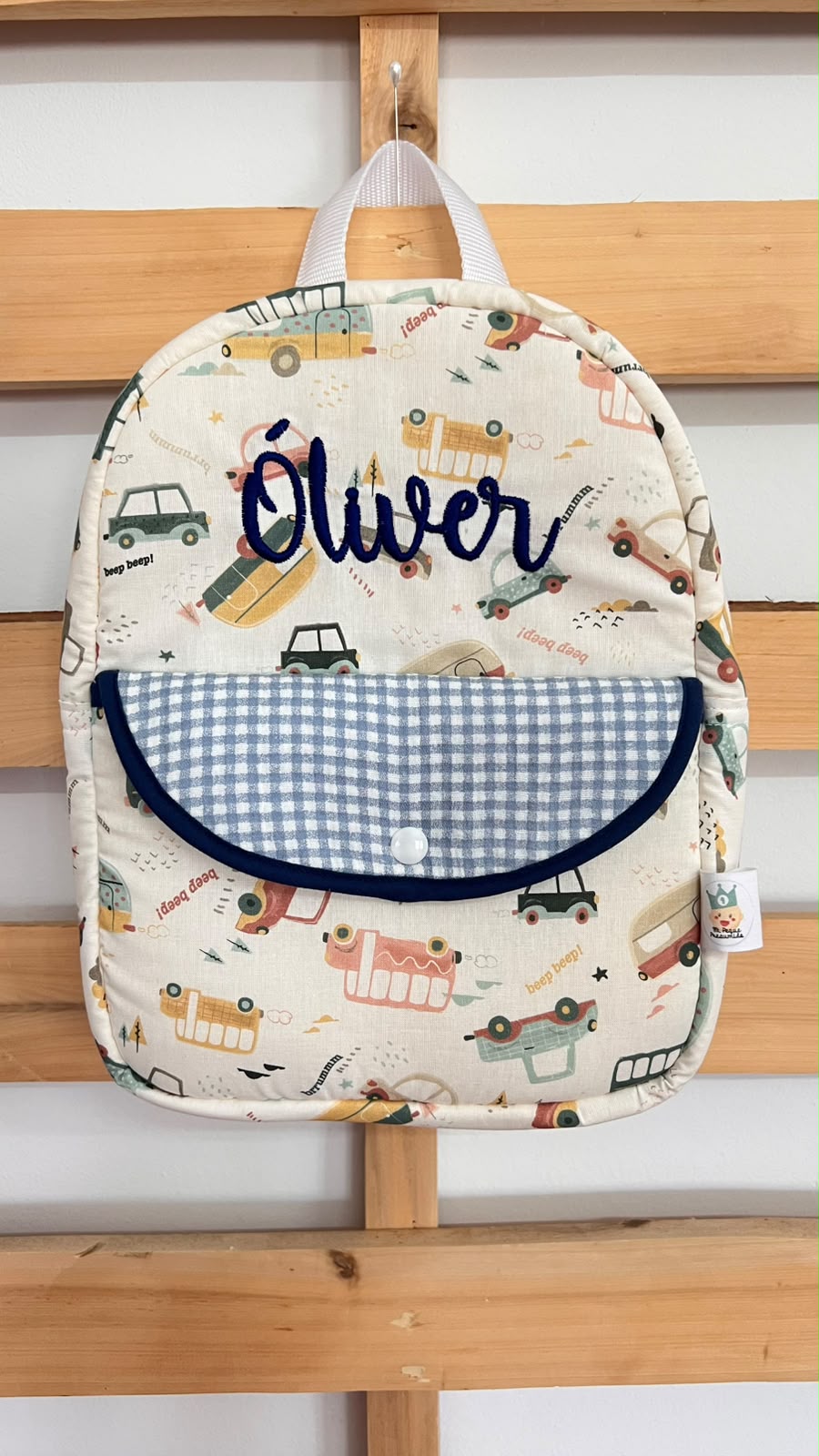 Mochila con bolsillo y solapa